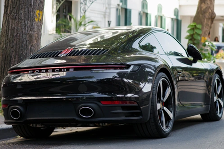 Ở thế hệ mới này, trên bánh xe của Porsche 911 Carrera S đã được trang bị một cảm biến nhận dạng mặt đường ướt sau đó tính toán cho hệ thống điều khiển ổn định thân xe.