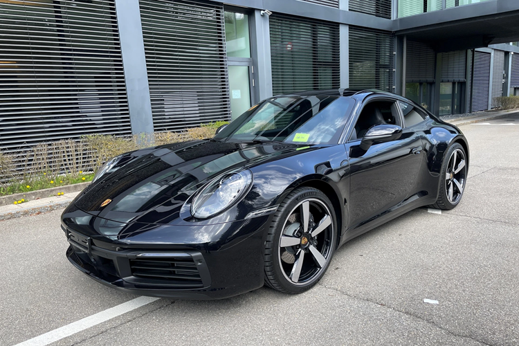 Porsche 911 Carrera S thế hệ mới giờ đây chỉ mất thời gian 3,7 giây để có thể tăng tốc từ vị trí xuất phát lên 100 km/h trước khi đạt vận tốc tối đa 308 km/h. Động cơ của Porsche 911 Carrera S 992 sẽ đi kèm hộp số sàn 7 cấp là trang bị tiêu chuẩn.