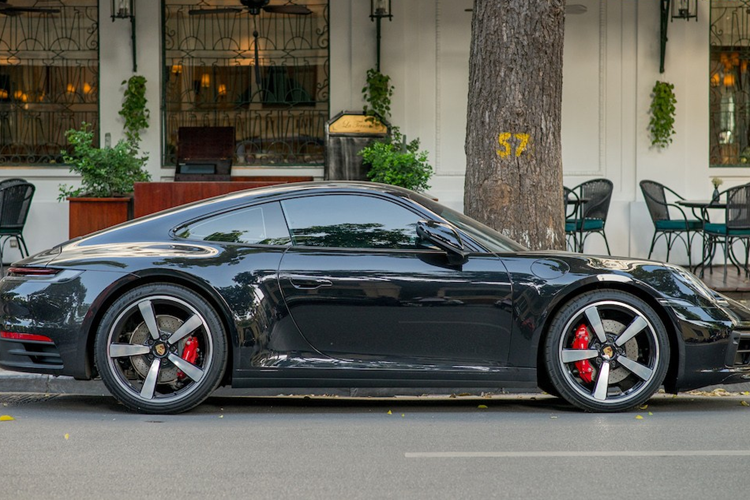 Khách hàng cũng có thể yêu cầu tùy chọn hộp số tự động ly hợp kép 8 cấp và hệ dẫn động 4 bánh. Điểm thú vị trên Porsche 911 thế hệ thứ 8 chính là việc được tích hợp thêm một chế độ lái mới mang tên “Wet Mode”.