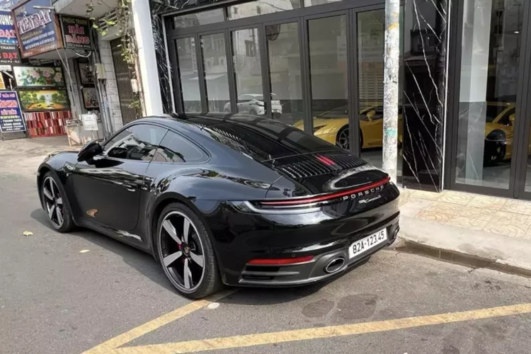 Như vậy, người trúng đấu giá chiếc biển số sảnh 12345 của tỉnh Kon Tum đã đăng ký biển này cho 1 chiếc xe thể thao Porsche 911 Carrera S. Hiện tại, dòng xe Porsche 911 Carrera S đang được phân phối chính hãng với mức giá bán từ 8,53 tỷ đồng, chưa gồm tùy chọn, giá lăn bánh.