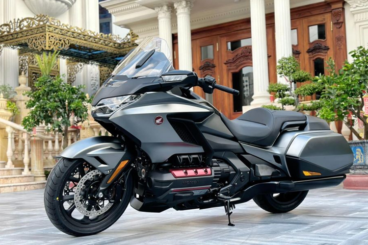 Thú vị nằm ở chỗ, vào tháng 8 năm ngoái, dân chơi này cũng đã tậu về cho mình chiếc xe Honda Gold Wing khác, và như vậy, anh đang sở hữu đến 2 xe Honda Gold Wing đời mới, cùng màu sơn đen nhám, chỉ khác nhỏ ở trang bị theo xe.
