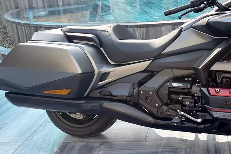 Honda Gold Wing của Hoàng Kim Khánh sử dụng động cơ 6 xy-lanh dạng phẳng, dung tích 1.833 cc, sản sinh công suất 125 mã lực tại 5.500 vòng/phút và mô-men xoắn 170 Nm tại 4.500 vòng/phút.