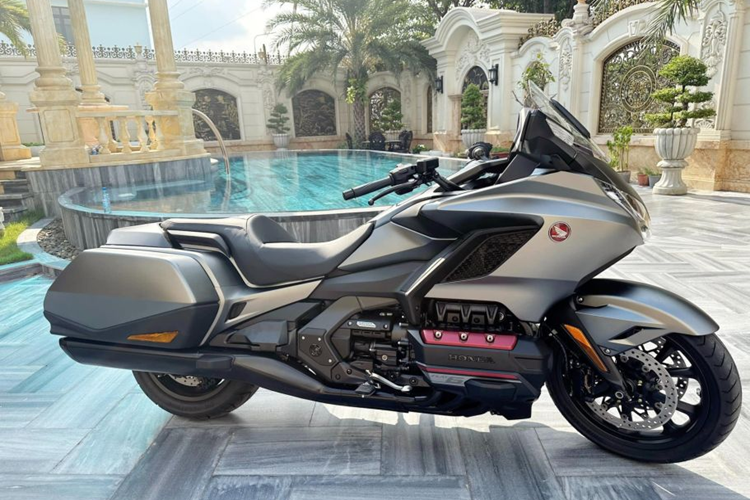 Phiên bản Gold Wing F6B được trang bị hộp số tự động ly hợp kép 7 cấp DCT. Đi kèm hộp số DCT là chế độ Walking Mode giúp giới hạn tốc độ xuống 1,8 km/h khi tiến và 1,2 km/h khi lùi.