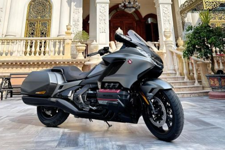 Honda Gold Wing F6B có chiều dài 2.575 mm, chiều rộng 905 mm và chiều cao 1.555 (mm), chiều dài cơ sở 1.695 mm và cùng chiều cao yên 745 mm. Phiên bản này có khối lượng khoảng 362 kg, nhẹ hơn 22 kg so với Honda Gold Wing Tour.