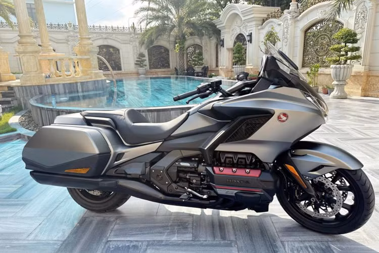 Phiên bản Gold Wing F6B được trang bị hộp số tự động ly hợp kép 7 cấp DCT. Đi kèm hộp số DCT là chế độ Walking Mode giúp giới hạn tốc độ xuống 1,8 km/h khi tiến và 1,2 km/h khi lùi.