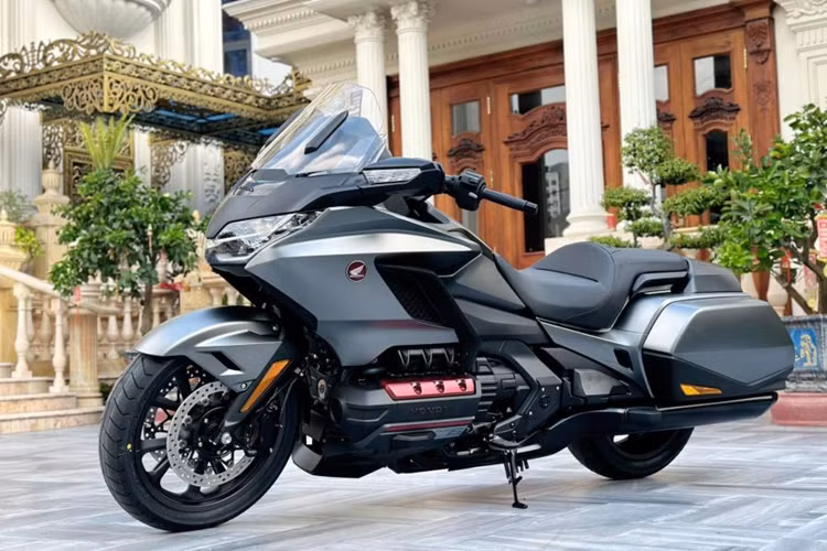 Thú vị nằm ở chỗ, vào tháng 8 năm ngoái, dân chơi này cũng đã tậu về cho mình chiếc xe Honda Gold Wing khác, và như vậy, anh đang sở hữu đến 2 xe Honda Gold Wing đời mới, cùng màu sơn đen nhám, chỉ khác nhỏ ở trang bị theo xe.