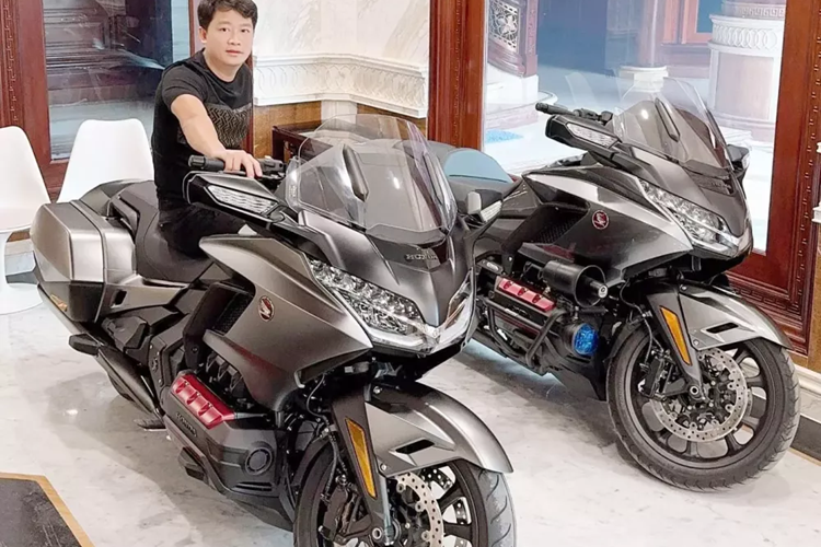 Tay chơi siêu xe Hoàng Kim Khánh nổi tiếng chịu chơi khi tậu hàng loạt ôtô đắt đỏ tại Việt Nam, đại gia đến từ Hải Dương dù nhập cuộc khá chậm so với nhiều người khác nhưng đã nhanh chóng xây dựng cho bản thân mình một bộ sưu tập siêu xe vài trăm tỷ đồng.