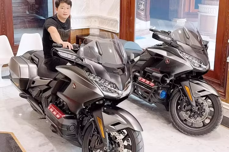 Tay chơi siêu xe Hoàng Kim Khánh nổi tiếng chịu chơi khi tậu hàng loạt ôtô đắt đỏ tại Việt Nam, đại gia đến từ Hải Dương dù nhập cuộc khá chậm so với nhiều người khác nhưng đã nhanh chóng xây dựng cho bản thân mình một bộ sưu tập siêu xe vài trăm tỷ đồng.