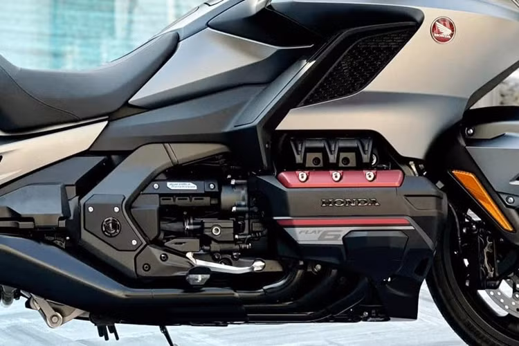 Ông vua đường trường Honda Gold Wing F6B lắp màn hình TFT 7 inch, hiển thị thông tin giải trí và định vị đồng thời hỗ trợ ứng dụng Apple CarPlay để kết nối điện thoại iPhone với xe cùng 2 đồng hồ Analog hiển thị vòng tua và tốc độ