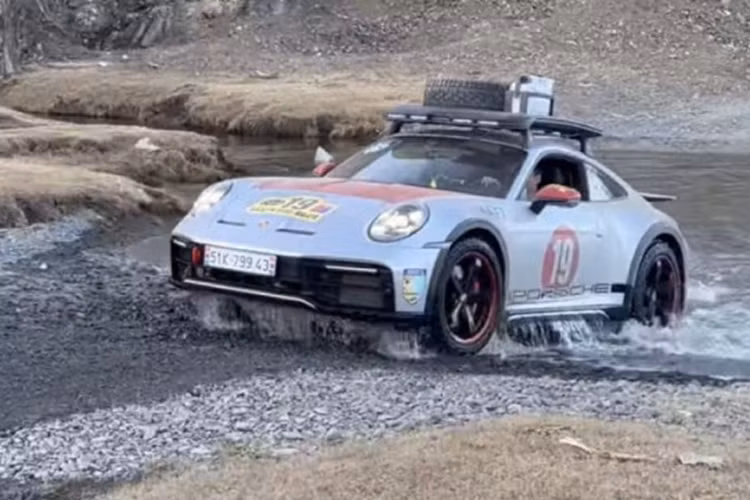 Vì anh chưa mua xe, nhưng mới đây, anh cho rằng sẽ gắn cho 1 chiếc xe có giá trị cao, và nếu đăng ký cho Porsche 911 Dakar thì lại quá hợp lý, nhưng trước đó, chủ xe cũng đã đấu giá biển đẹp cho mẫu xe thể thao giới hạn này rồi.