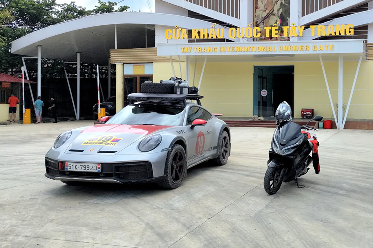 Lúc này, nhiều người thật sự tò mò vì sao chủ xe Porsche 911 Dakar 2023 đầu tiên về Việt Nam, chọn biển số của tỉnh Phú Thọ, không để mọi người chờ lâu, đầu số của tỉnh Phú Thọ là 19, chính là ngày sinh của anh Hoàng Anh, tiếp đến là chữ cái A, có thể hiểu là viết tắt của April, tức là tháng tư, là tháng sinh của anh, như vậy, 19A có thể dịch ra là 1904.