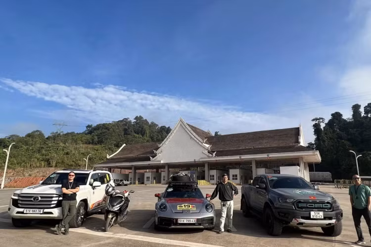 Đến đây, nhiều người có lẽ thấy quen quen, và đúng thật, số thứ tự của chiếc xe thể thao giới hạn Porsche 911 Dakar 2023 mà anh Hoàng Anh sử dụng là 1904/2500 xe. Còn về dãy số 66789, có nhiều người cho rằng nếu 56789 đã rất đẹp, vì là sảnh rồng, nhưng đại gia Hải Phòng tiết lộ, 66789 là số điện thoại của mình.