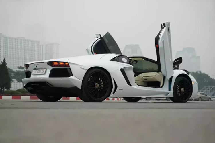 Khác với những chiếc siêu xe Lamborghini Aventador LP700-4 Coupe, bản mui trần có mái nhà hoàn thành với tông màu tối, lý do là phần mui xe là carbon được chia thành 2 mảnh riêng biệt để dễ dàng giúp chủ nhân của xe tháo lắp mỗi khi cần thiết.
