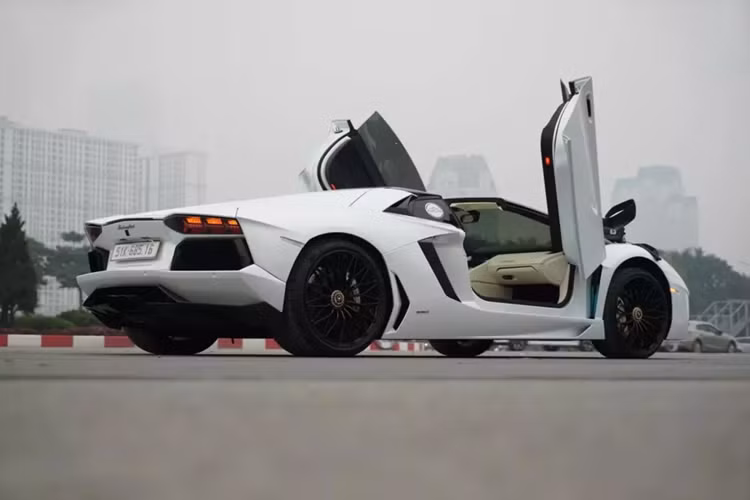 Khác với những chiếc siêu xe Lamborghini Aventador LP700-4 Coupe, bản mui trần có mái nhà hoàn thành với tông màu tối, lý do là phần mui xe là carbon được chia thành 2 mảnh riêng biệt để dễ dàng giúp chủ nhân của xe tháo lắp mỗi khi cần thiết.