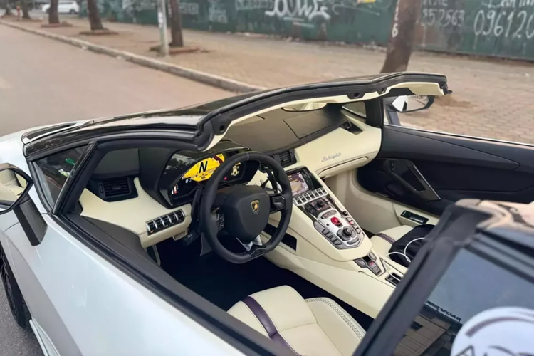 Với mức giá xe Lamborghini Aventador LP700-4 Roadster cũ rao bán 1 7 tỷ đồng, khách hàng sẽ mang về garage 1 chiếc Aventador LP700-4 mui trần có màu trắng, đi kèm mâm độ và nội thất thay đổi khá nhiều. Cụ thể, chiếc xe Lamborghini Aventador LP700-4 Roadster này hiện mang màu trắng, kết hợp mui màu đen và bộ mâm độ đa chấu kép.