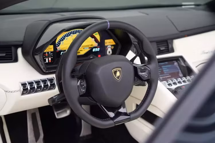 Lamborghini Aventador LP700-4 Roadster ssau đó được đại gia lan đột biến mới bán cho 1 tay buôn siêu xe ở Tp.HCM, người sau đó đã thay đổi nội thất mới cho xe, và bán nó về cho tay chơi xe 9X ở tỉnh Đắk Lắk. Một thời gian sau, xe lại về tay cò này và trải qua bản độ Lamborghini Aventador SVJ đình đám ở thời điểm đó.