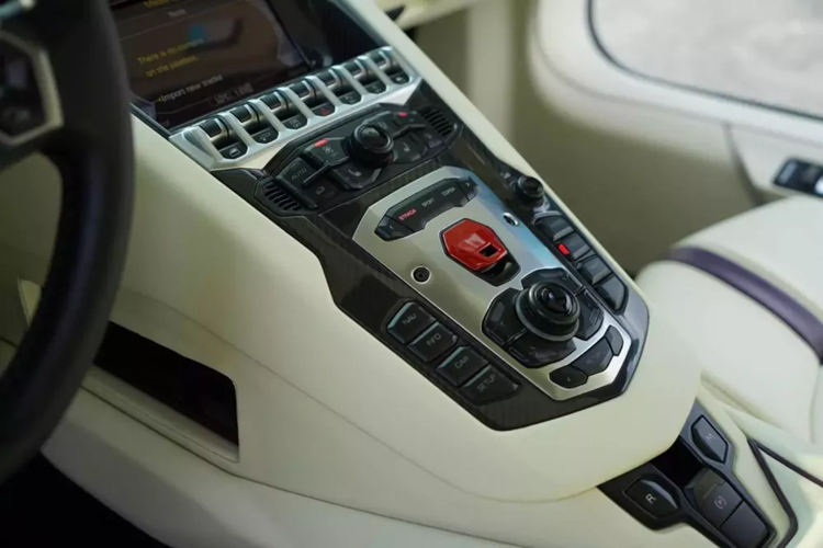 Vào tháng 8/2023, chiếc xe này đã được về "zin", và sau đó bán cho 1 người kinh doanh xe sang ở Hà Nội. Vào đầu năm nay, tưởng rằng chiếc Lamborghini Aventador LP700-4 Roadster đã có chủ mới là 1 hot girl còn khá xa lạ với giới chơi xe, nhưng 4 tháng sau xe lại về tay chủ cũ làm dấy lên tin đồn mướn xe.