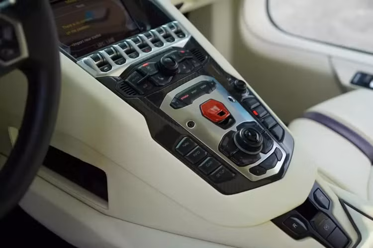 Vào tháng 8/2023, chiếc xe này đã được về "zin", và sau đó bán cho 1 người kinh doanh xe sang ở Hà Nội. Vào đầu năm nay, tưởng rằng chiếc Lamborghini Aventador LP700-4 Roadster đã có chủ mới là 1 hot girl còn khá xa lạ với giới chơi xe, nhưng 4 tháng sau xe lại về tay chủ cũ làm dấy lên tin đồn mướn xe.