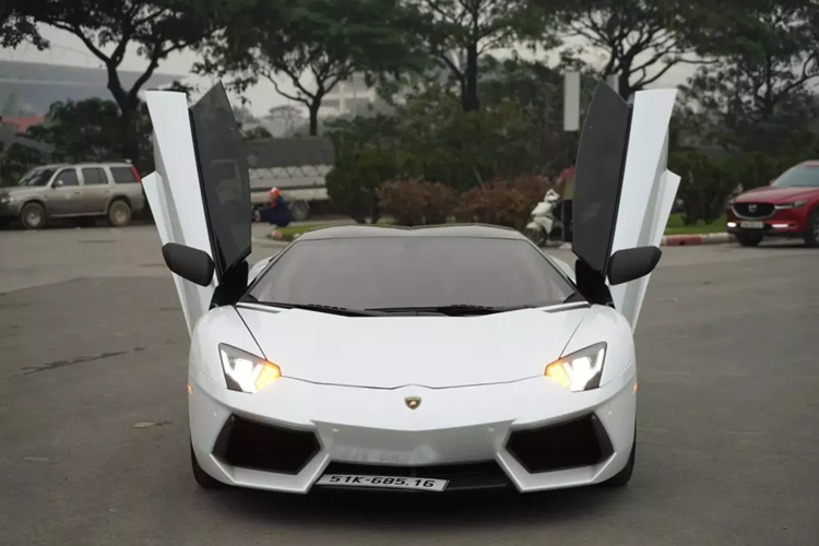 Trong đó, phiên bản Lamborghini Aventador LP700-4 Roadster mui trần chỉ có 4 xe được mang về nước, và chỉ 2 xe là mang biển trắng. Mới đây, 1 trong 2 xe này đã được rao bán với mức giá 17 tỷ đồng.