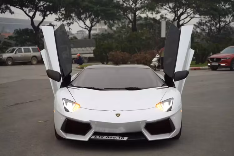 Trong đó, phiên bản Lamborghini Aventador LP700-4 Roadster mui trần chỉ có 4 xe được mang về nước, và chỉ 2 xe là mang biển trắng. Mới đây, 1 trong 2 xe này đã được rao bán với mức giá 17 tỷ đồng.