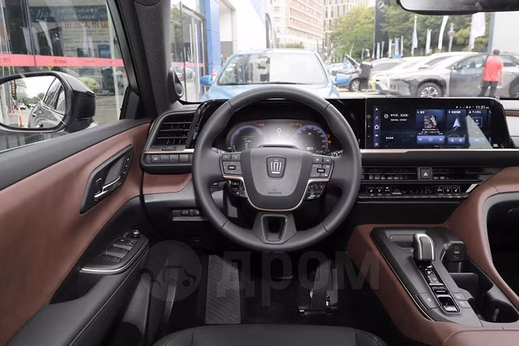 Trước nhiều tranh cãi về thiết kế của Toyota Crown Crossover, hãng xe Nhật Bản cho biết hãng muốn giới thiệu một chiếc crossover có hiệu suất của sedan. Với Crown thế hệ mới, đối tượng khách hàng mà Toyota hướng tới là những người trẻ tuổi.