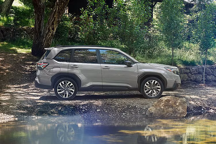 Ở thế hệ mới nhất, Subaru Forester loại bỏ thiết kế với các đường cong rõ ràng và mũi thấp. Thay vào đó, xe mới đi theo phong cách khối hộp nam tính và hiện đại hơn. Tuy nhiên chính điều này đã khiến nhiều người tiêu dùng thất vọng, bởi thiết kế mới khiến họ có cảm giác đây là một chiếc xe Ford chứ không phải Subaru. 