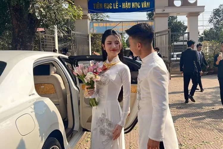 Chiếc xe siêu sang Bentley và Rolls-Royce của Quang Hải chọn làm xe rước dâu có ngoại thất đối lập nhau, trong đó, tiền vệ này chọn chiếc Bentley có ngoại hình của bản Flying Spur làm xe hoa, còn Rolls-Royce Ghost tháp tùng theo đoàn, khác với nhiều đại gia hay các tay chơi thuê xe cưới, thường chọn Rolls-Royce làm xe hoa.