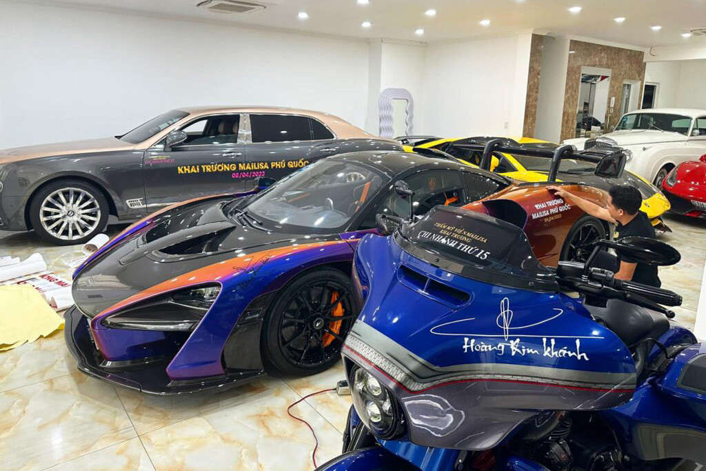 Trong bức ảnh được Hoàng Kim Khánh đăng tải, không quá khó để nhận ra còn thiếu SUV hạng sang cỡ lớn Cadillac Escalade ESV Sport, nhưng cứ yên tâm, garage xe này dư sức để nhốt thêm chiếc xe to lớn này, cũng như siêu phẩm Koenigsegg Regera.