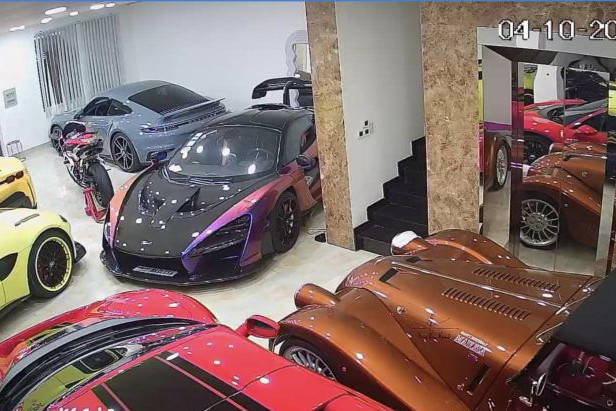 Hình ảnh garage siêu xe Hoàng Kim Khánh chia sẻ, garage xe này có sức chứa khá lớn, không chỉ đủ chỗ cho dàn xe 4 bánh, mà còn nhiều xe máy, môtô và cả xe đạp cũng được xếp vào đây khá rộng rãi.