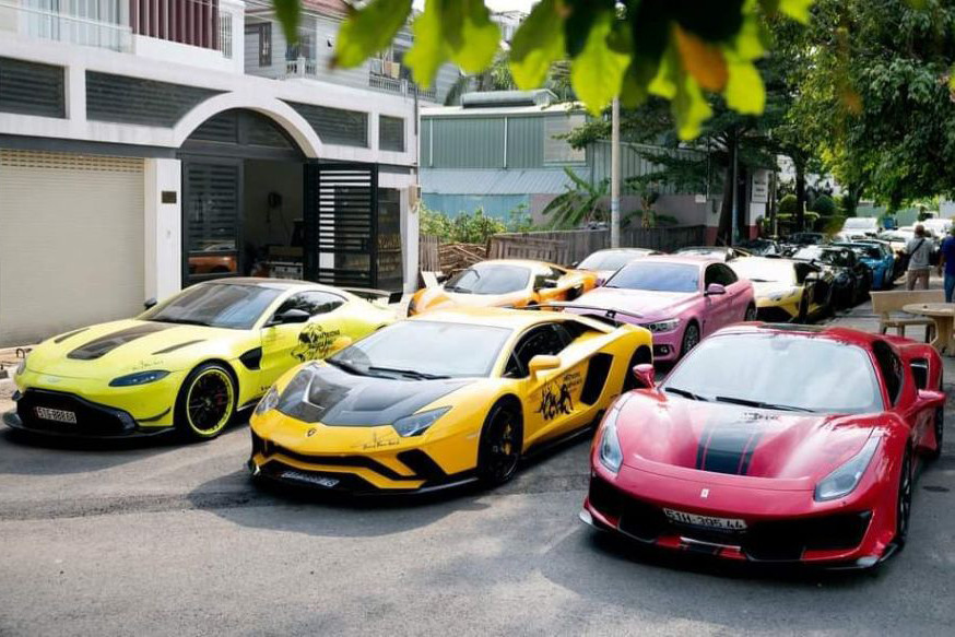 Garage xe của Hoàng Kim Khánh xếp 2 chiếc xe Bentley và BMW để 1 hàng, phía còn lại đỗ xéo là siêu phẩm McLaren Senna, Morgan Plus Six, Lamborghini Aventador S LP740-4, Ferrari SF90 Stradale, Ferrari 488 Pista Spider, Porsche 911 Turbo S, Aston Martin V8 Vantage.