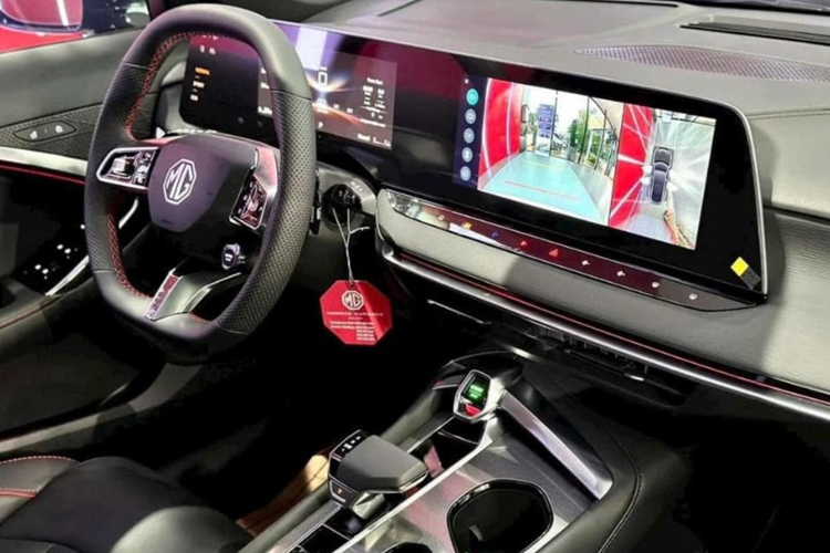 Về nội thất, MG7 có cấu hình 5 chỗ ngồi với khoang cabin nhìn rất hiện đại, sang trọng không thua gì những mẫu xe sang Đức. Xe được trang bị đồng hồ LCD toàn phần 10,25 inch, màn hình điều khiển trung tâm 12,3 inch nổi bật trên taplo và màn hình HUD.