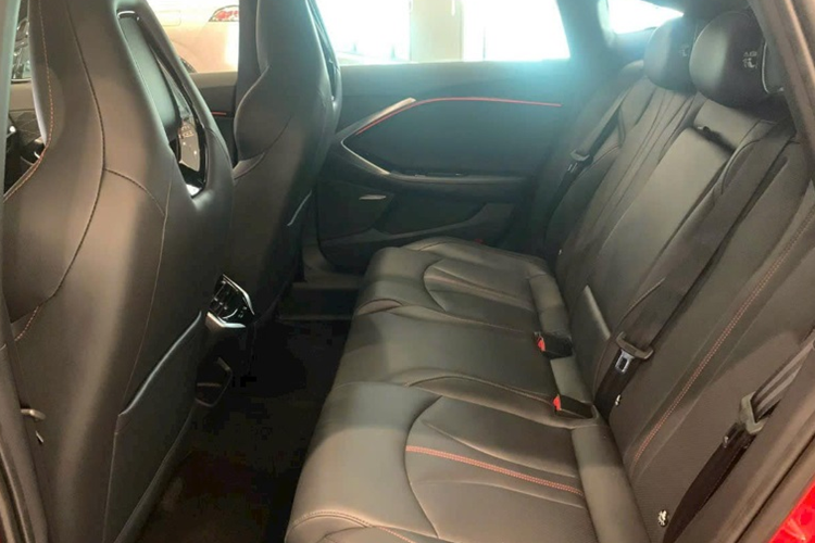 Mẫu sedan cỡ D MG7 2024 này còn có vòm kính đóng mở Topload, hệ thống buồng lái thông minh Zebra Luoshen 8155, cửa sổ trời toàn cảnh và hệ thống âm thanh 14 loa… Dự kiến, MG7 bán tại thị trường Việt Nam sẽ có 2 tùy chọn động cơ xăng.