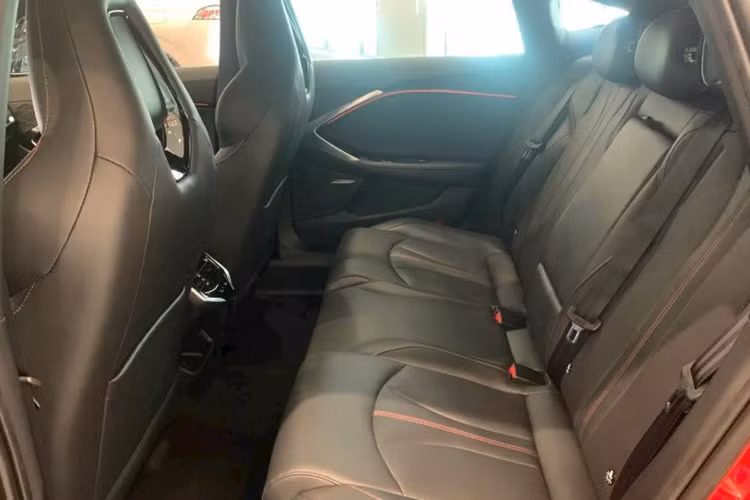 Mẫu sedan cỡ D MG7 2024 này còn có vòm kính đóng mở Topload, hệ thống buồng lái thông minh Zebra Luoshen 8155, cửa sổ trời toàn cảnh và hệ thống âm thanh 14 loa… Dự kiến, MG7 bán tại thị trường Việt Nam sẽ có 2 tùy chọn động cơ xăng.