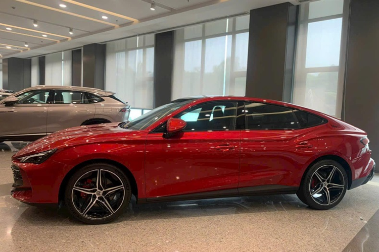 Thứ hai là máy 2.0L tăng áp với thông số kỹ thuật 254 mã lực và 405 Nm. Hệ dẫn động trên biến thể này vẫn là cầu trước nhưng sẽ có vi sai điện tử chống trượt cùng hệ thống treo điều khiển điện tử, hộp số là loại tự động 9 cấp đến từ ZF.