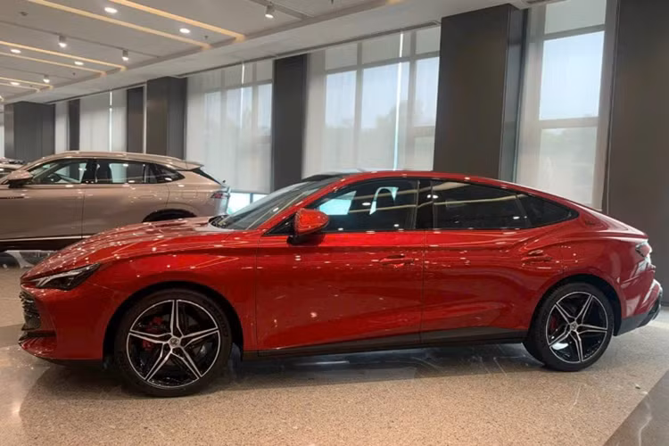 Thứ hai là máy 2.0L tăng áp với thông số kỹ thuật 254 mã lực và 405 Nm. Hệ dẫn động trên biến thể này vẫn là cầu trước nhưng sẽ có vi sai điện tử chống trượt cùng hệ thống treo điều khiển điện tử, hộp số là loại tự động 9 cấp đến từ ZF.