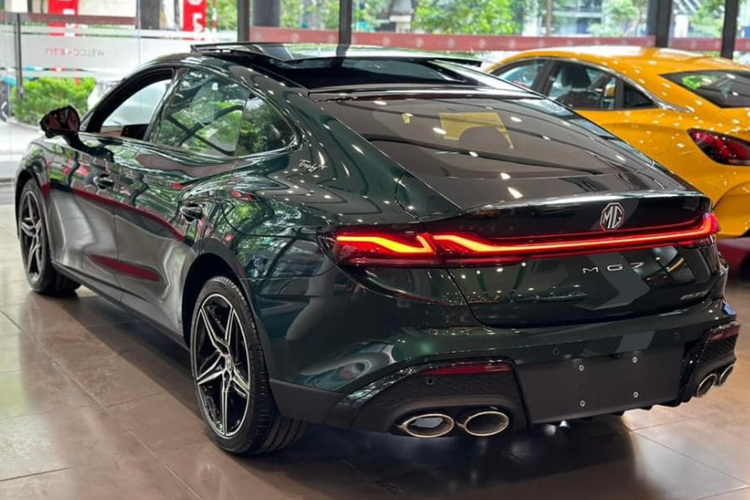 Ở cả hai phiên bản, xe đều được trang bị 4 chế độ lái gồm Normal, Eco, Sport và X-MODE. Về trang bị an toàn, MG7 sở hữu hàng loạt các tính năng hỗ trợ lái như: camera 360 độ, hệ thống kiểm soát hành trình thích ứng, hỗ trợ chuyển làn đường, hỗ trợ lái thông minh Navigation Guided Pilot, đỗ xe tự động và đỗ xe điều khiển từ xa.