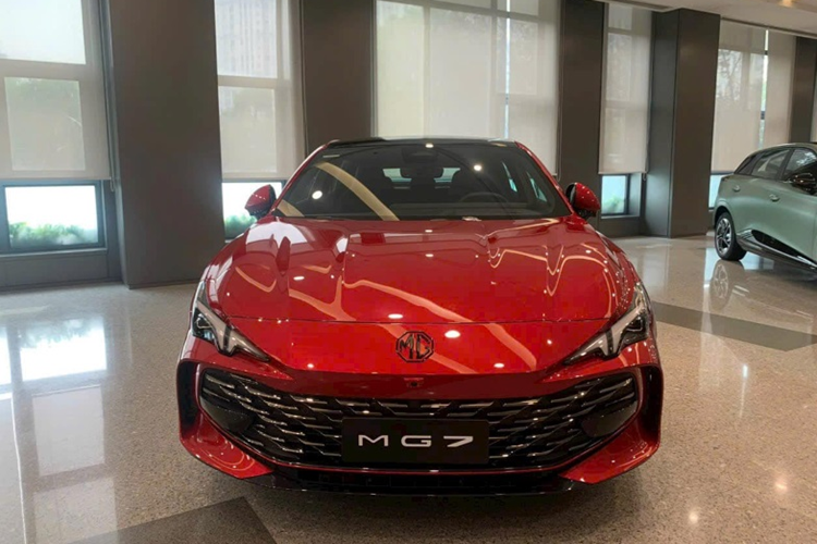 Thứ nhất là máy 1.5L tăng áp, kết hợp với hộp số tự động ly hợp kép 7 cấp và hệ dẫn động cầu trước. Cấu hình này tạo ra công suất tối đa 183 mã lực và mô-men xoắn cực đại đạt 300 Nm.