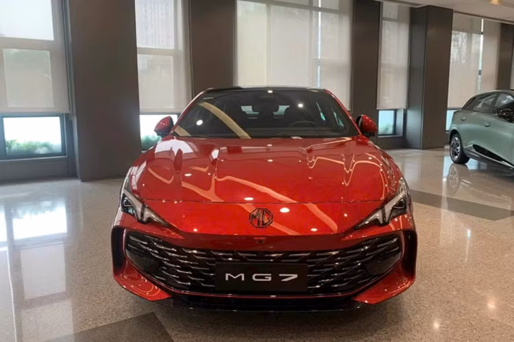 Thứ nhất là máy 1.5L tăng áp, kết hợp với hộp số tự động ly hợp kép 7 cấp và hệ dẫn động cầu trước. Cấu hình này tạo ra công suất tối đa 183 mã lực và mô-men xoắn cực đại đạt 300 Nm.