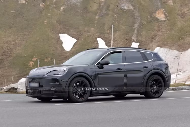 Theo Carscoops, Porsche Cayenne 2026 thuần điện có vẻ dài hơn một chút so với mẫu ICE. Một số chi tiết thiết kế chính có thể nhìn thấy được trên Porsche Cayenne 2026 chạy điện gồm: cánh gió khí động học có thể điều chỉnh ở mặt trước, tương tự như của chiếc 911 mới hay đèn pha nhỏ hơn so với Cayenne hiện hành.