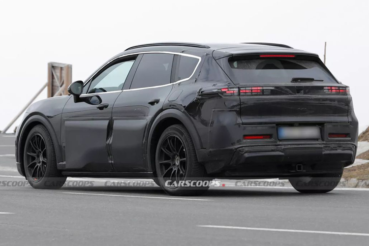 Tuy nhiên, Macan EV phiên bản Turbo lại thiên về hiệu suất với công suất lên tới 630 mã lực và mô-men xoắn cực đại 1.128 Nm. Do Cayenne chạy điện sẽ lớn hơn và nặng hơn, Porsche có thể sẽ cải tiến động cơ để cung cấp nhiều sức mạnh hơn, đặc biệt là ở các biến thể cao cấp.