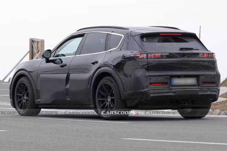 Tuy nhiên, Macan EV phiên bản Turbo lại thiên về hiệu suất với công suất lên tới 630 mã lực và mô-men xoắn cực đại 1.128 Nm. Do Cayenne chạy điện sẽ lớn hơn và nặng hơn, Porsche có thể sẽ cải tiến động cơ để cung cấp nhiều sức mạnh hơn, đặc biệt là ở các biến thể cao cấp.