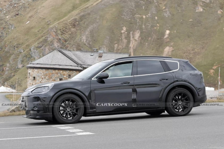 Nếu giống với các mẫu xe khác được phát triển trên cùng kiến trúc, thiết lập này sẽ cho phép xe sạc 10-80% trong khoảng 20 phút, cung cấp phạm vi hoạt động lên đến 255 km chỉ trong 10 phút sạc (ở điều kiện lý tưởng). Mẫu Porsche Cayenne 2026 chạy điện dự kiến sẽ ra mắt vào cuối năm 2025 hoặc đầu năm 2026.