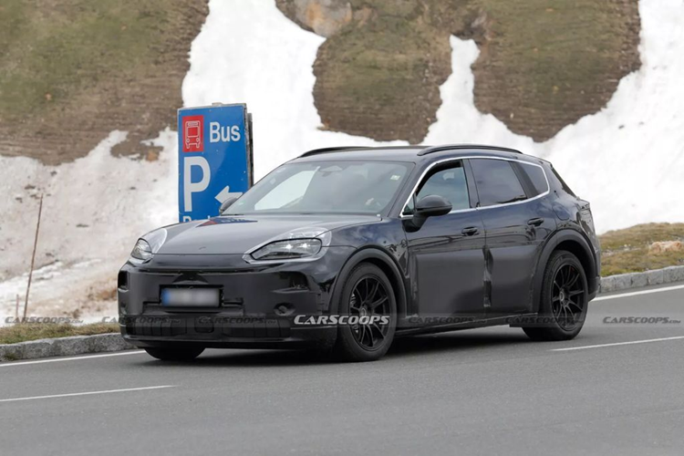 Sau đó, có thông tin xác nhận rằng đó thực sự là một chiếc Cayenne chạy điện. Giống như dòng xe Macan, Porsche sẽ bán phiên bản chạy điện của Cayenne cùng với biến thể chạy bằng động cơ đốt trong. Nền tảng của phiên bản chạy điện sẽ là PPE giống như trên Macan EV và Audi Q6 e-tron, nhưng Cayenne có vẻ sẽ có kích thước lớn hơn.