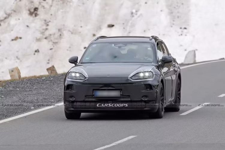 Đây không phải là lần đầu tiên các nhiếp ảnh gia của Carscoops bắt gặp Porsche Cayenne EV 2026 mới chạy thử trên đường phố. Vào hồi tháng 5, cánh săn ảnh đã chụp được một nguyên mẫu rất giống với Cayenne 2026, nhưng có một số suy đoán rằng đó có thể là mẫu SUV “K1” sắp ra mắt của thương hiệu, xếp trên Cayenne trong dòng SUV của hãng.