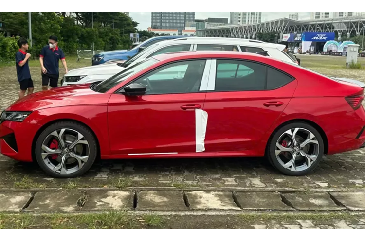 Bên trong xe, Skoda Octavia bản nâng cấp mới nhất đã tạo ấn tượng với bảng đồng hồ kỹ thuật số và màn hình cảm ứng trung tâm tiêu chuẩn đều có kích thước 10 inch. Nếu chi thêm tiền, khách hàng có thể trang bị màn hình cảm ứng trung tâm 13 inch cho xe.