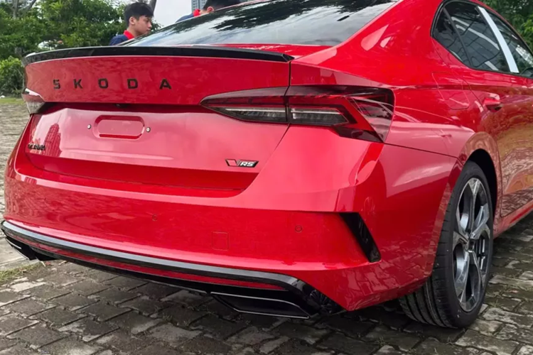 Skoda Octavia 2025 bản RS tạo sự khác biệt bằng cản trước/sau hầm hố hơn, khe gió hình tam giác trên đầu xe và 2 ống xả phía sau. Hệ thống treo thể thao giúp bản RS sở hữu khoảng sáng gầm thấp hơn 15 mm so với các bản còn lại.