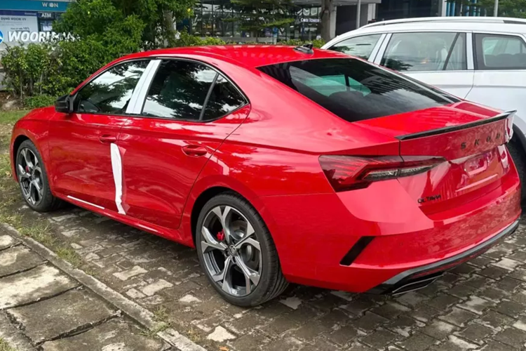 Riêng bản Skoda Octavia RS 2025 sẽ đi kèm ghế theo phong cách xe đua, ôm lấy thân người ngồi, chất liệu da lộn màu đen, chỉ khâu đỏ tương phản, những chi tiết ốp giả sợi carbon, bộ bàn đạp ốp nhôm và vô lăng 3 chấu.