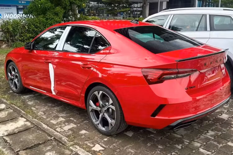 Riêng bản Skoda Octavia RS 2025 sẽ đi kèm ghế theo phong cách xe đua, ôm lấy thân người ngồi, chất liệu da lộn màu đen, chỉ khâu đỏ tương phản, những chi tiết ốp giả sợi carbon, bộ bàn đạp ốp nhôm và vô lăng 3 chấu.