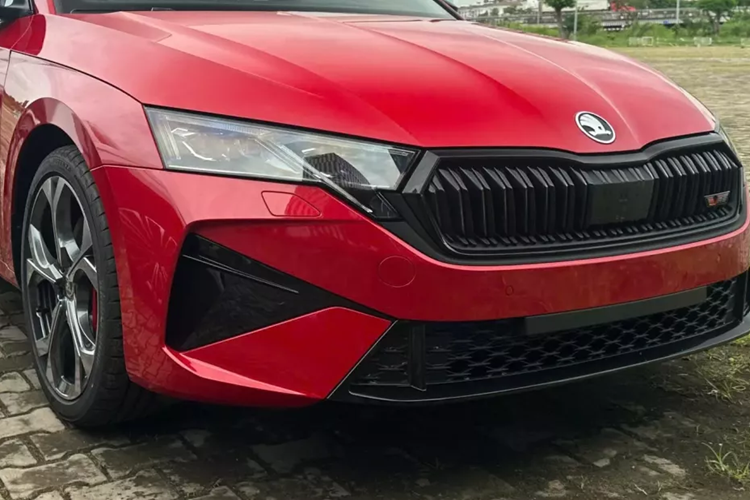 Tại thị trường quốc tế, Skoda Octavia bản nâng cấp mới nhất tiếp tục có 2 cấu hình thân xe là sedan (Limo) và station wagon (Combi), xe về Việt Nam thuộc bản sedan, và còn là bản RS, thể thao hơn.