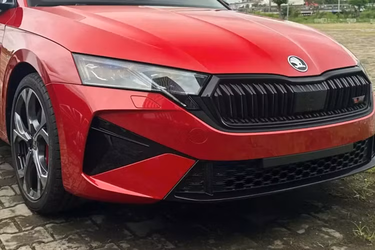 Tại thị trường quốc tế, Skoda Octavia bản nâng cấp mới nhất tiếp tục có 2 cấu hình thân xe là sedan (Limo) và station wagon (Combi), xe về Việt Nam thuộc bản sedan, và còn là bản RS, thể thao hơn.